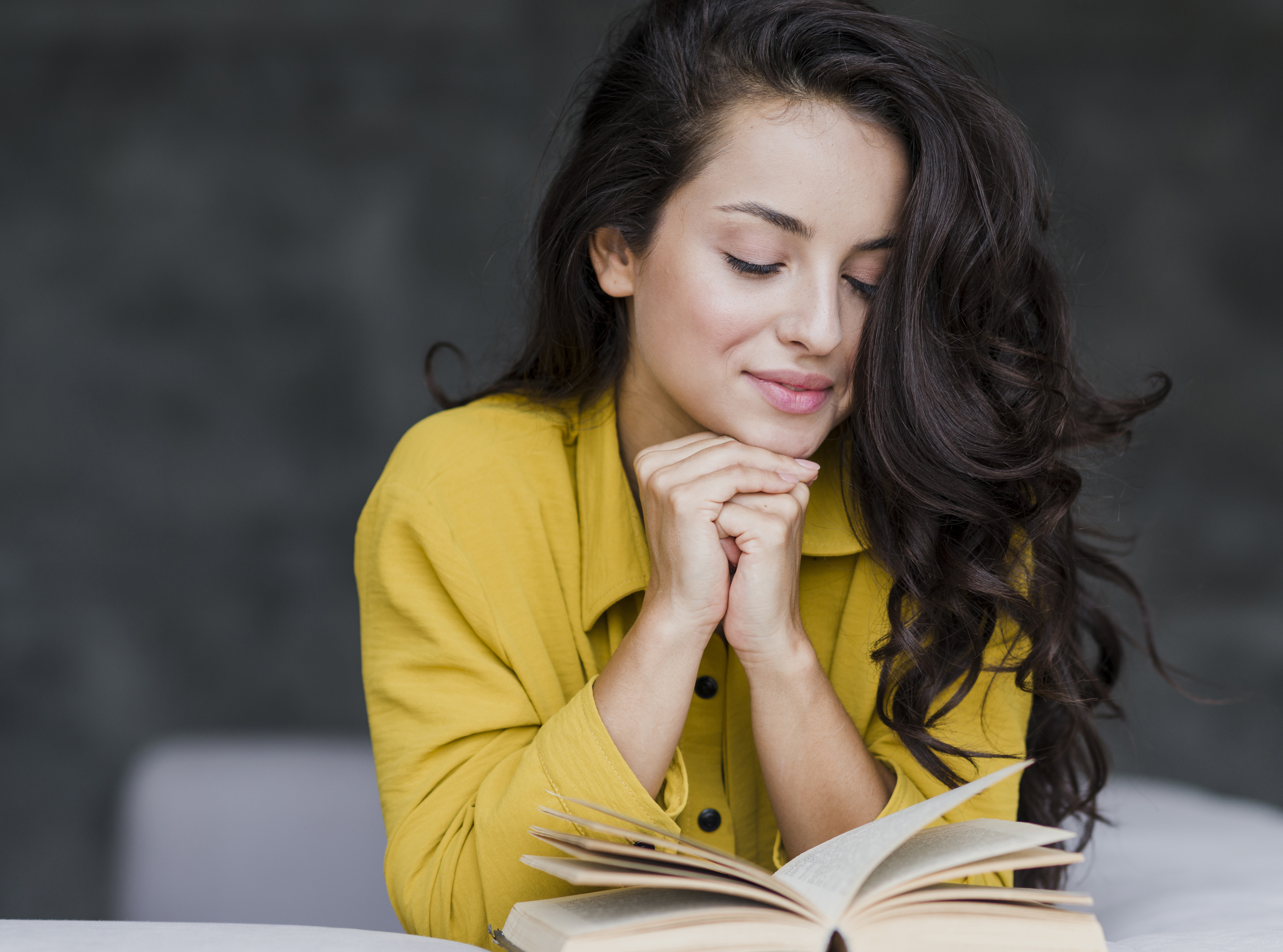 Mulher lendo devocional